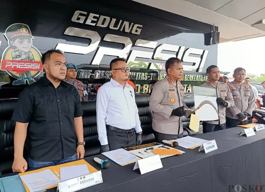 Kapolres Metro Bekasi Kota, Kombes Pol Kusumo Wahyu Bintoro bersama jajarannya menggelar konferensi pers kasus tawuran dan kepemilikan senjata tajam pada Senin, 3 November 2025. (Sumber: POSKOTA | Foto: Nurpini Aulia Rapika)