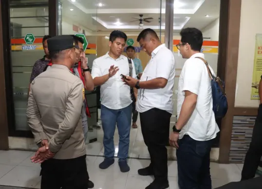 Kapolresta Tangerang Kombes Pol Andi Muhammad Indra Waspada Amirullah saat melakukan cek TKP penembakan di Kantor KJU. (Sumber: Polresta Tangerang)