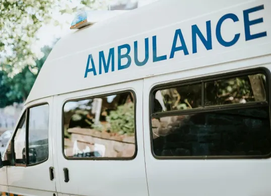 Ilustrasi ambulans. (Sumber: Freepik/rawpixel.com)