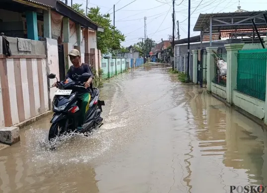 Suasana rumah warga di Desa Sukamanah, Kecamatan Sukatani, Kabupaten Bekasi, dilanda banjir, Selasa, 4 November 2025. (Sumber: Poskota/Nurpini Aulia Rapika)