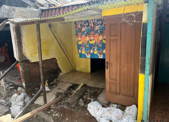 Situasi rumah terdampak longsor di Sumur Jambu 2, Kelurahan Makasar, Jakarta Timur, Selasa, 4 November 2025. (Sumber: POSKOTA | Foto: M Tegar Jihad)