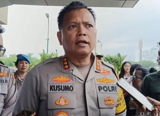 Kapolres Metro Bekasi Kota, Kombes Pol Kusumo Wahyu Bintoro pastikan pihaknya akan memanggil kepala SPPG di Jatiasih pekan depan atas dugaan kasus pelecehan dan penganiayaan terhadap bawahannya. (Sumber: Poskota/Nurpini Aulia Rapika)