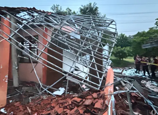 Kondisi bangunan kelas yang atapnya ambruk di SMKN 1 Gunung Putri, Kabupaten Bogor. (Sumber: Poskota/Giffar Rivana)