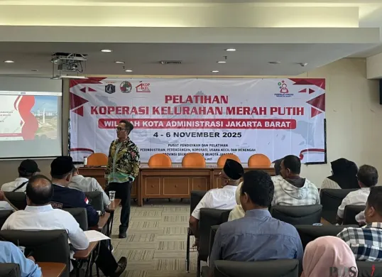 Pelatihan Koperasi Kelurahan Merah Putih (KKMP) di Kantor Wali Kota Jakarta Barat, Kembangan Selatan, Selasa, 4 November 2025. (Sumber: Poskota/Pandi Ramedhan)