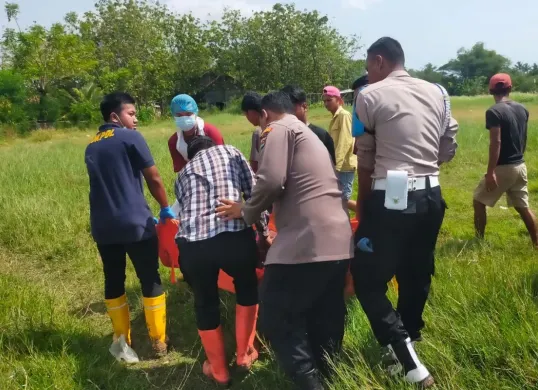 Polisi melakukan mengevakuasi jenazah korban di Lingkungan Kebon, Kelurahan Bendung, Kecamatan Kasemen, Kota Serang, Selasa, 4 November 2025. (Sumber: Dok. Polresta Serang)