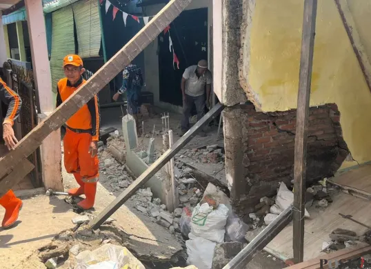 Situasi rumah terdampak longsor di Sumur Jambu 2, Kelurahan Makasar, Jakarta Timur, Selasa, 4 November 2025. (Sumber: Poskota/M. Tegar Jihad)