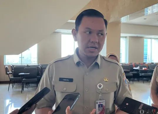 Kepala Suku Dinas (Kasudin) PPKUKM Jakarta Barat, Iqbal Idham Ramid saat memberikan pernyataan kepada awak media, Selasa, 4 November 2025. (Sumber: Poskota/Pandi Ramedhan)