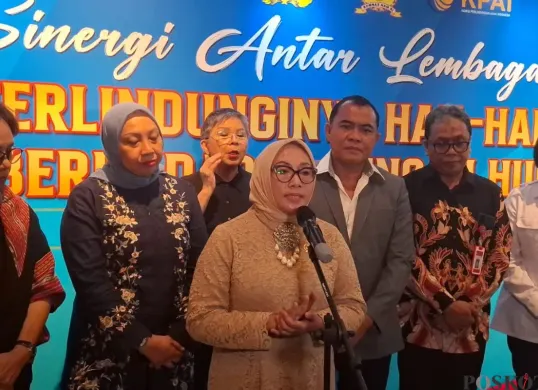 Menteri PPPA Arifah Fauzi seusai FGD Penanganan Anak yang Terlibat Kerusuhan Saat Aksi Demonstrasi di Hotel Ambhara, Jakarta Selatan, Selasa, 4 November 2025. (Sumber: Poskota/Ali Mansur)