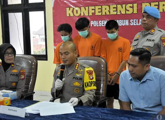 Kapolres Metro Bekasi, Kombes Pol Mustofa bersama jajarannya menggelar konferensi pers pengungkapan kasus kejahatan jalanan tawuran dan kepemilikan senjata tajam. (Sumber: POSKOTA | Foto: Nurpini Aulia Rapika)