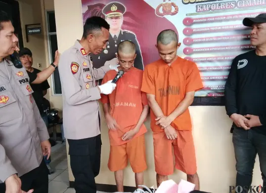 Dua tersangka pengeroyokan saat gelar perkara di Mapolsek Cimahi Selatan, Selasa, 4 November 2025. (Sumber: Poskota/Gatot Poedji Utomo)