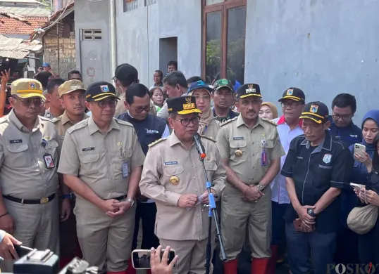 Gubernur Jakarta, Pramono Anung saat menyampaikan pernyataan kepada awak media di Lebak Bulus, Jakarta Selatan, Selasa, 4 November 2025. (Sumber: Poskota/M. Tegar Jihad)