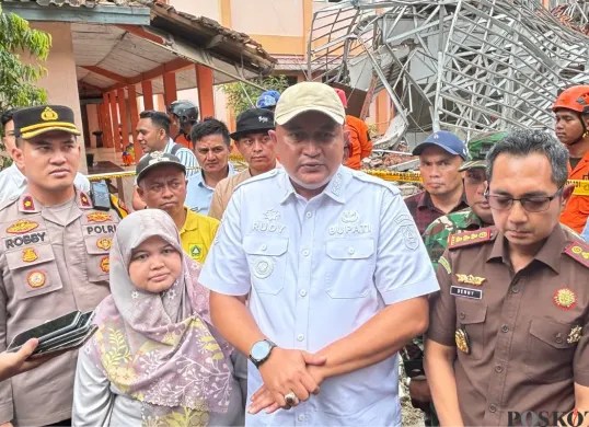 Bupati Bogor, Rudy Susmanto meninjau SMKN 1 Gunung Putri, Selasa, 4 November 2025. (Sumber: Poskota/Giffar Rivana)