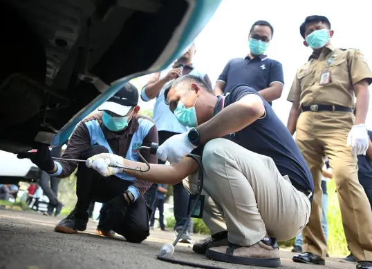 Manager PLN UP3 Tanjung Priok, Hasudungan Siahaan, bersama bersama Kepala Suku Dinas Lingkungan Hidup Jakarta Utara, Edy Mulyanto, melakukan uji emisi kendaraan operasional. (Sumber: Dok. PLN UID Jakarta Raya)