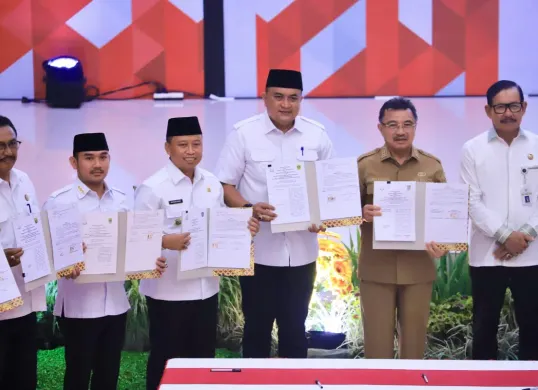 Bupati Bogor, Rudy Susmanto menandatangani nota kesepahaman penerapan pidana kerja sosial. (Sumber: Pemkab Bogor)