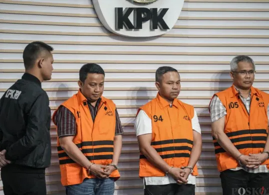 KPK resmi menetapkan Gubernur Riau, Abdul Wahid serta dua anak buahnya sebagai tersangka korupsi modus "jatah preman." (Sumber: Poskota/Bilal Nugraha)
