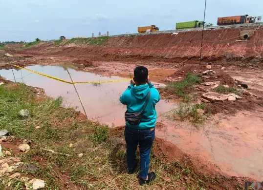 Lokasi galian proyek Tol Japek II yang menjadi TKP tiga bocah tewas akibat tenggelam di kubangan galian di Desa Ciledug-Tamansari, Kecamatan Setu, Kabupaten Bekasi. (Sumber: POSKOTA | Foto: Nurpini Aulia Rapika)