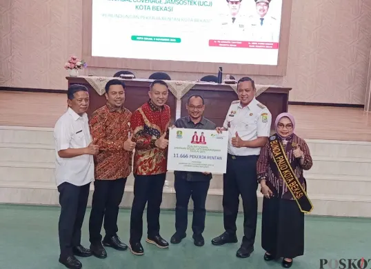 Jajaran Pemkot Bekasi dan BPJS Ketenagakerjaan meluncurkan program Universal Coverage Jamsostek (UCJ) untuk lindungi bagi 11.666 pekerja rentan. (Sumber: Poskota/Nurpini Aulia Rapika)