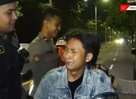 Video viral Fajar Sadboy ditilang Polisi. (Sumber: tangkapan layar YouTube/mescar)