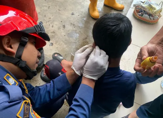 Petugas mengevakuasi telinga remaja asal Pakansari, Cibinong, Kabupaten Bogor, dari kail pancing, Selasa, 4 November 2025. (Sumber: Dok. Damkar Kabupaten Bogor)