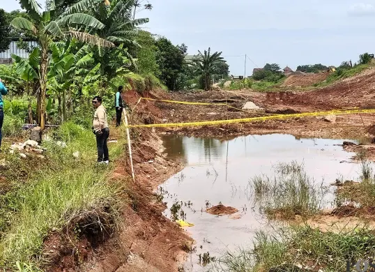 Lokasi galian proyek Tol Jakarta–Cikampek (Japek) II yang menjadi TKP tewasnya tiga bocah akibat tenggelam di Desa Ciledug-Tamansari, Kecamatan Setu, Kabupaten Bekasi. (Sumber: POSKOTA | Foto: Nurpini Aulia Rapika)