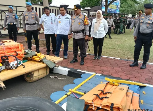 Kapolres Serang AKBP Condro Sasongko meninjau sarana tanggap bencana usai apel kesiapan. (Sumber: Poskota/Rahmat Haryono)