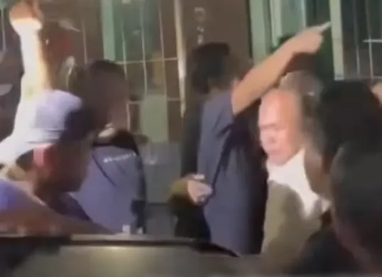 Tangkap layar sejumlah sopir truk menggeruduk kediaman IK yang melempari truk tambang menggunakan batu.