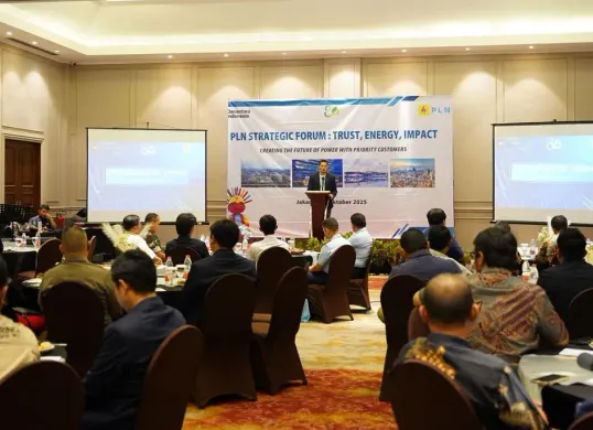 Manager PLN UP3 Kramat Jati, Eka Panji saat membuka kegiatan Strategic Forum bertajuk 'Trust, Energy, Impact' di Jakarta. (Sumber: Dok. PLN  UID Jakarta Raya)