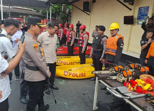 Polres Cimahi bersama unsur Forkopimda meninjau personel dan perlengkapan rescue usai Apel Siap Tanggap Darurat Bencana di Mapolres Cimahi, Rabu 5 November 2025. (Sumber: Poskota/Gatot Poedji Utomo)