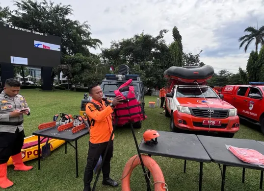 Petugas mengikuti apel siaga tanggap bencana di Lapangan Tegar Beriman, Cibinong. (Sumber: Poskota/Giffar Rivana)