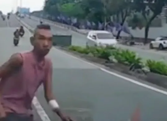 Pria di Tanah Abang yang menabrakkan diri ke mobil diduga ODGJ (Sumber: VT: Irawantorokossik)