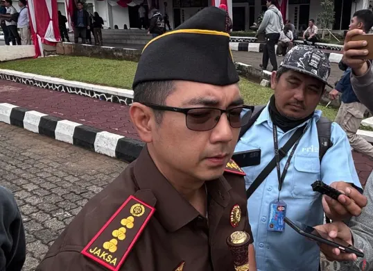 Kajari Kabupaten Bogor, Denny Achmad saat menyampaikan hukuman kerja sosial bagi pelaku tipiring, Rabu, 5 November 2025. (Sumber: Poskota/Giffar Rivana)