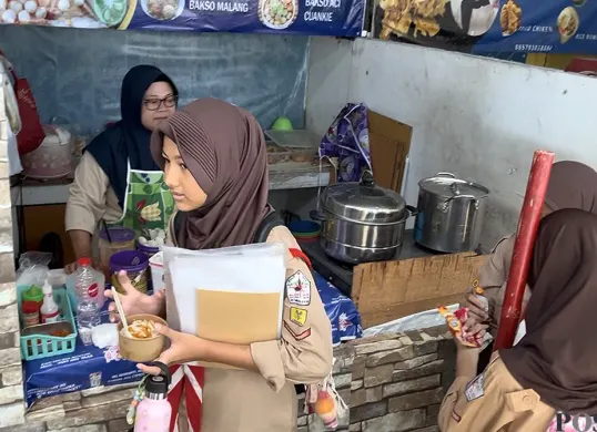 Siswa di SD Negeri 01 dan 03 Pagi, Tambora, Jakarta Barat, saat menukarkan kupon makan gratis di kantin sekolah, Rabu, 5 November 2025. (Sumber: POSKOTA | Foto: Pandi Ramedhan)