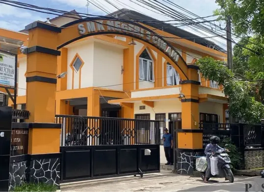 Suasana di lokasi SMKN 3 Cimahi, Jalan Permana Kelurahan Citeureup, Kecamatan Cimahi Utara, Kota Cimahi, Kamis, 6 November 2025. (Sumber: Poskota/Gatot Poedji Utomo)