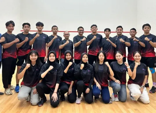 Pelatih, ofisial, dan atlet squash kontingen Kabupaten Bekasi sebelum bertanding pada babak kualifikasi Porprov Jabar 2026 di GOR Squash Wibawa Mukti Kabupaten Bekasi. (Sumber: Dok. Istimewa)