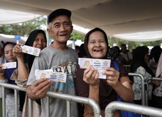 Warga menunjukkan kupon Pasar Murah Mandiri sebagai bagian dari rangkaian program Tanggung Jawab Sosial dan Lingkungan Bank Mandiri di Jakarta. (Sumber: Istimewa)