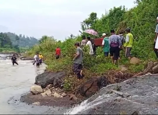 Warga menggotong jenazah melewati Sungai Cimapag di Kecamatan Tanjungsari, Kabupaten Bogor. (Sumber: Dok. Istimewa)