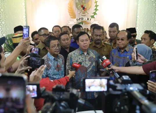 Sultan Baktiar Najamudin, Ketua DPD RI, memberikan pernyataan di kantor DPD mengenai usulan gelar Pahlawan Nasional bagi mantan presiden RI ke-2, Soeharto. (Sumber: Istimewa)