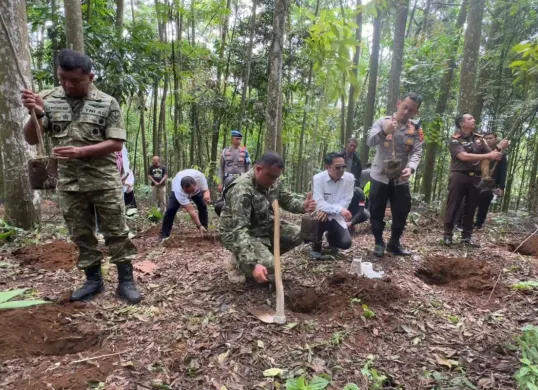 Bupati Bogor, Rudy Susmanto meninjau hutan organik di Desa Cipayung Girang, Kecamatan Megamendung, Kabupaten Bogor, Jawa Barat, Rabu, 5 November 2025. (Sumber: Dok. Pemkab Bogor)