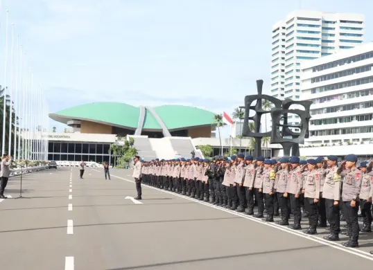 Sebanyak 1.464 personel gabungan diterjunkan untuk melayani dan mengawal aksi demo Konfederasi Kongres Aliansi Serikat Buruh Indonesia (KASBI) di depan Gedung DPR/MPR RI, Kamis, 6 November 2025. (Sumber: Polres Metro Jakarta Pusat)