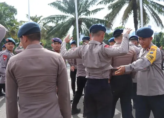 Sebanyak 1.464 personel gabungan diterjunkan untuk melayani dan mengawal unjuk rasa Konfederasi Kongres Aliansi Serikat Buruh Indonesia (KASBI) di depan Gedung DPR/MPR RI, Kamis, 6 November 2025. (Sumber: Polres Metro Jakarta Pusat)