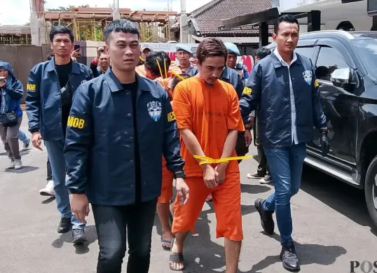 Tersangka mata elang gadungan digelandang ke Mapolres Cimahi, Cigugur Tengah, Cimahi Tengah, Kota Cimahi, Kamis, 6 November 2025. (Sumber: Poskota/Gatot Poedji Utomo)