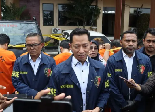 Dirreskrimum Polda Banten Kombes Dian Setyawan memberikan keterangan pres pencurian mobil di Mapolda Banten, Banjarsari, Cipocok Jaya, Kota Serang, Kamis, 6 November 2025. (Sumber: Dok. Bidhumas Polda Banten)
