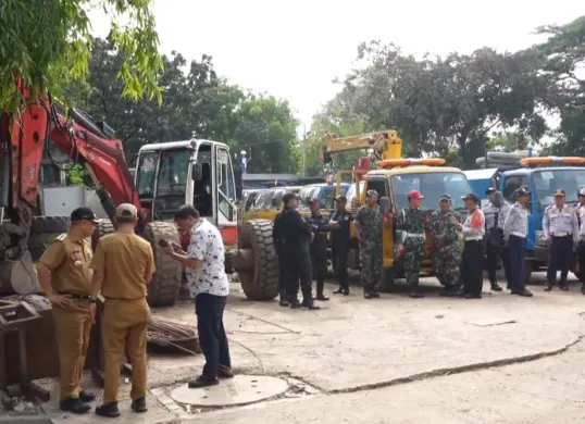 Kegiatan penertiban dan pengamanan aset milik Pemprov DKI Jakarta di Komplek BTN 1 dan 2, RW 03, Kembangan Utara, Kembangan, Jakarta Barat, Kamis, 6 November 2025. (Sumber: Kominfotik Pemkot Jakbar)