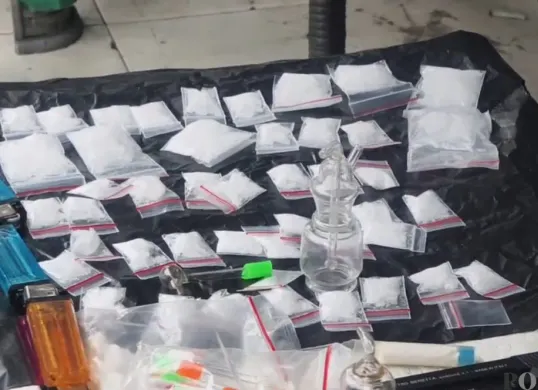 Barang bukti narkoba yang diamankan petugas gabungan dari BNN RI dan Polda Metro Jaya saat menggerebek Kampung Ambon di Cengkareng, Jakarta Barat, Kamis, 6 November 2025. (Sumber: POSKOTA | Foto: Pandi Ramedhan)