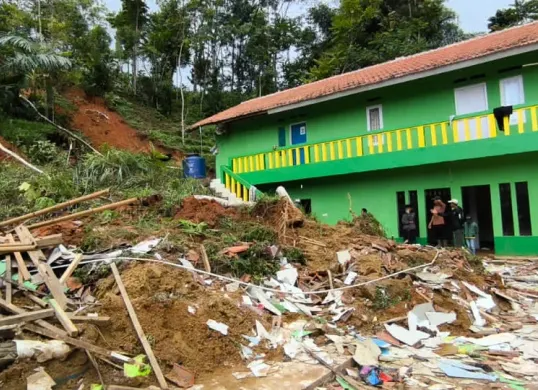 Salah satu bangunan yang rusak akibat pergeseran tanah di wilayah, Kecamatan Rongga, Kabupaten Bandung Barat. (Sumber: Poskota/Gatot Poedji Utomo)
