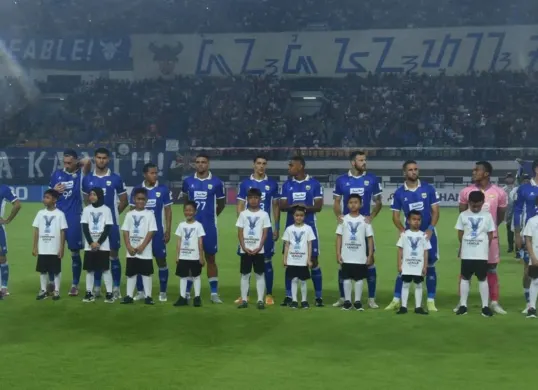 Skuad Persib Bandung saat tampil di kompetisi ACL 2 menghadapi Selangor FC. (Sumber: persib.co.id)