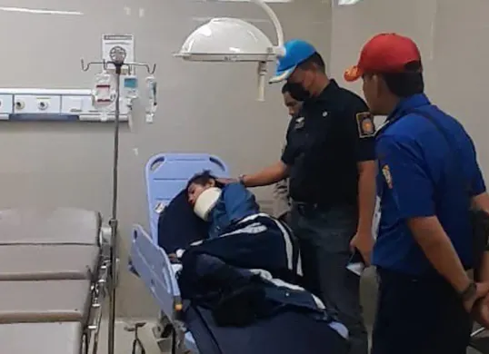 Petugas Damkar Kabupaten Bogor berinisial A saat menjalani perawatan di rumah sakit usai ditabrak pengendara motor saat sedang membersihkan tumpahan oli di Jalan Raya Cibungbulang. (Sumber: Dok Damkar Bogor)