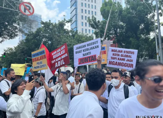 Sejumlah pedagang menggeruduk kantor DPRD DKI untuk menyampaikan aspirasi terkait pembahasan Raperda KTR DKI. (Sumber: Poskota/Pandi Ramedhan)