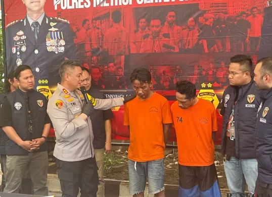 Unit Reskrim Polres Metro Jakarta Barat membongkar kasus pencurian rumah kosong. Pelaku residivis berjumlah dua orang. (Sumber: Poskota/Pandi Ramedhan)