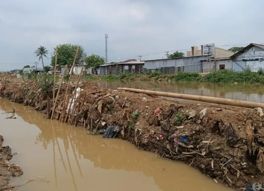 Kondisi Tanggul Kali Srengseng di Desa Sukamanah, Kecamatan Sukatani, Kabupaten Bekasi, pascajebol, Sabtu, 1 November 2025. (Sumber: Poskota/Nurpini Aulia Rapika)